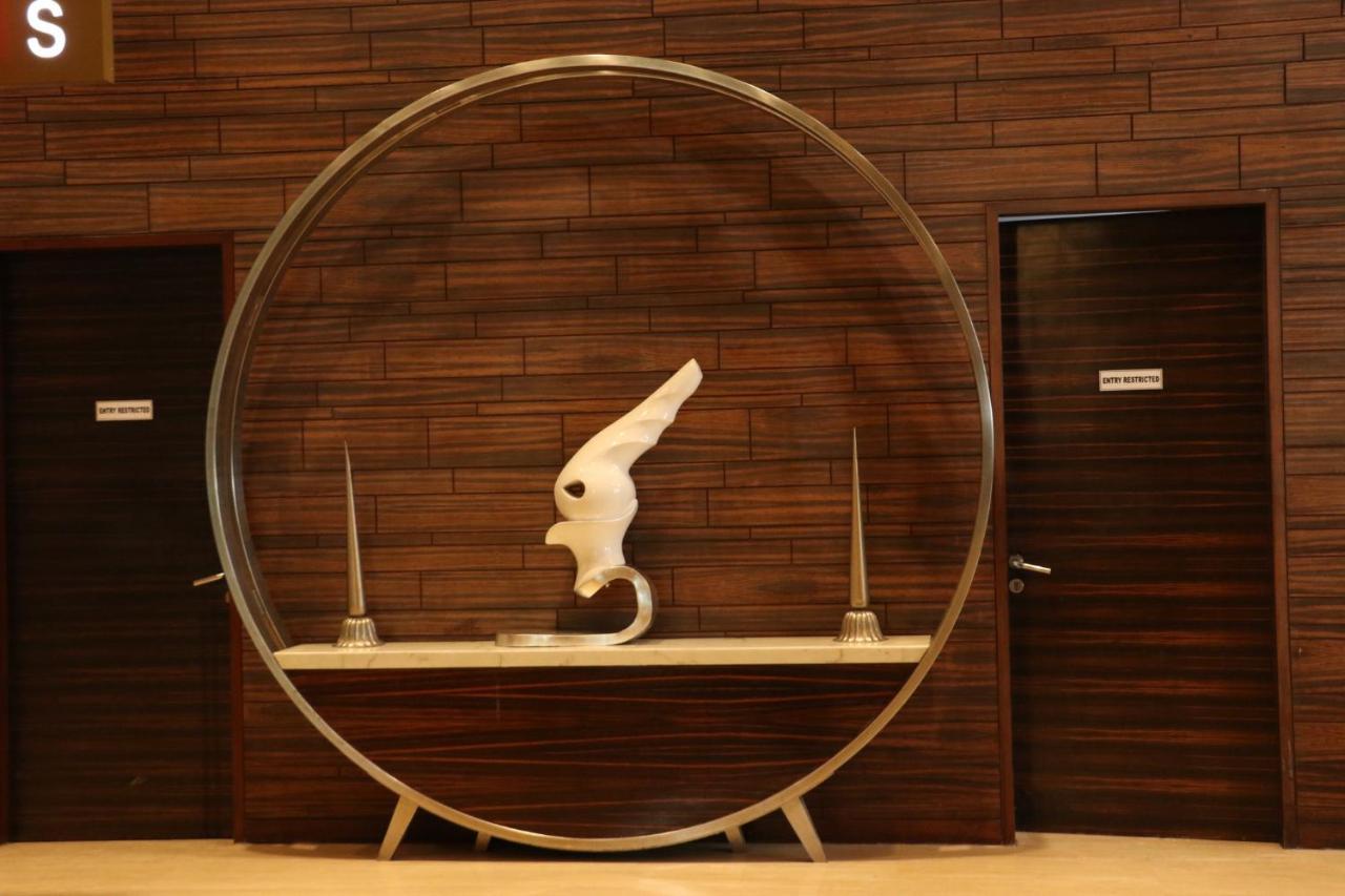 Holiday Inn Chandigarh Panchkula, An Ihg Hotel Экстерьер фото The sculpture of the hotel's logo