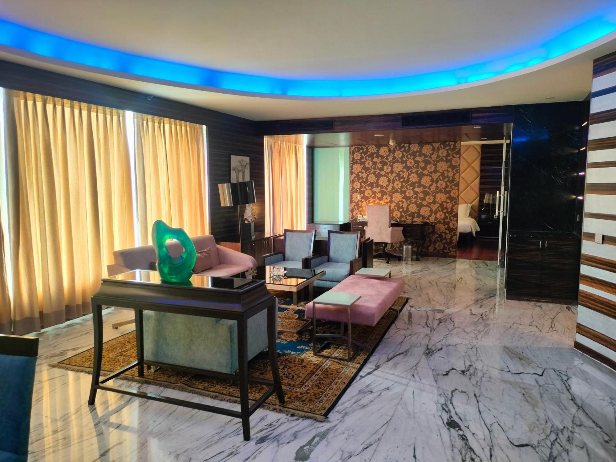 Holiday Inn Chandigarh Panchkula, An Ihg Hotel Экстерьер фото A living room in a luxury apartment