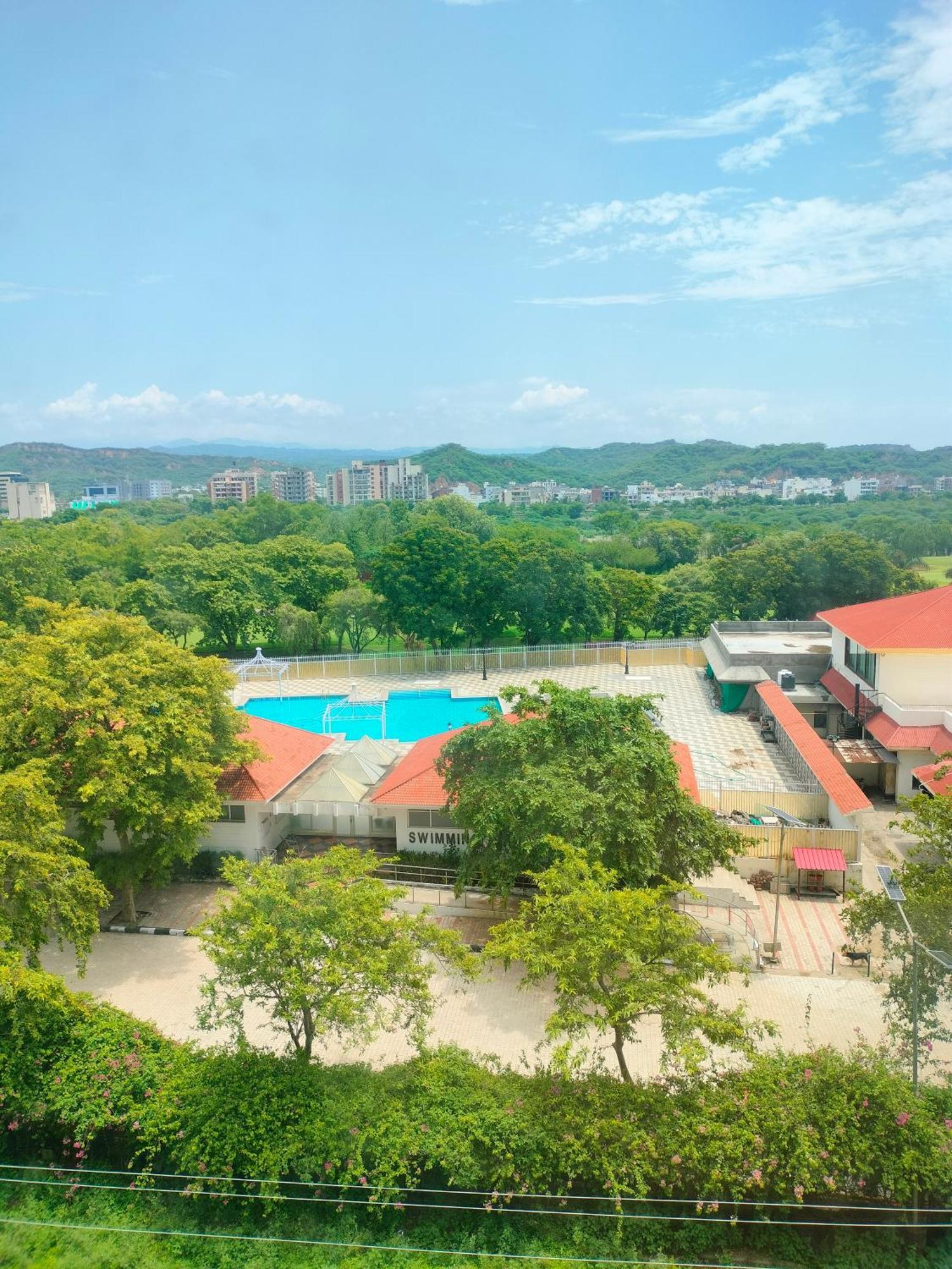 Holiday Inn Chandigarh Panchkula, An Ihg Hotel Экстерьер фото Swimming pool