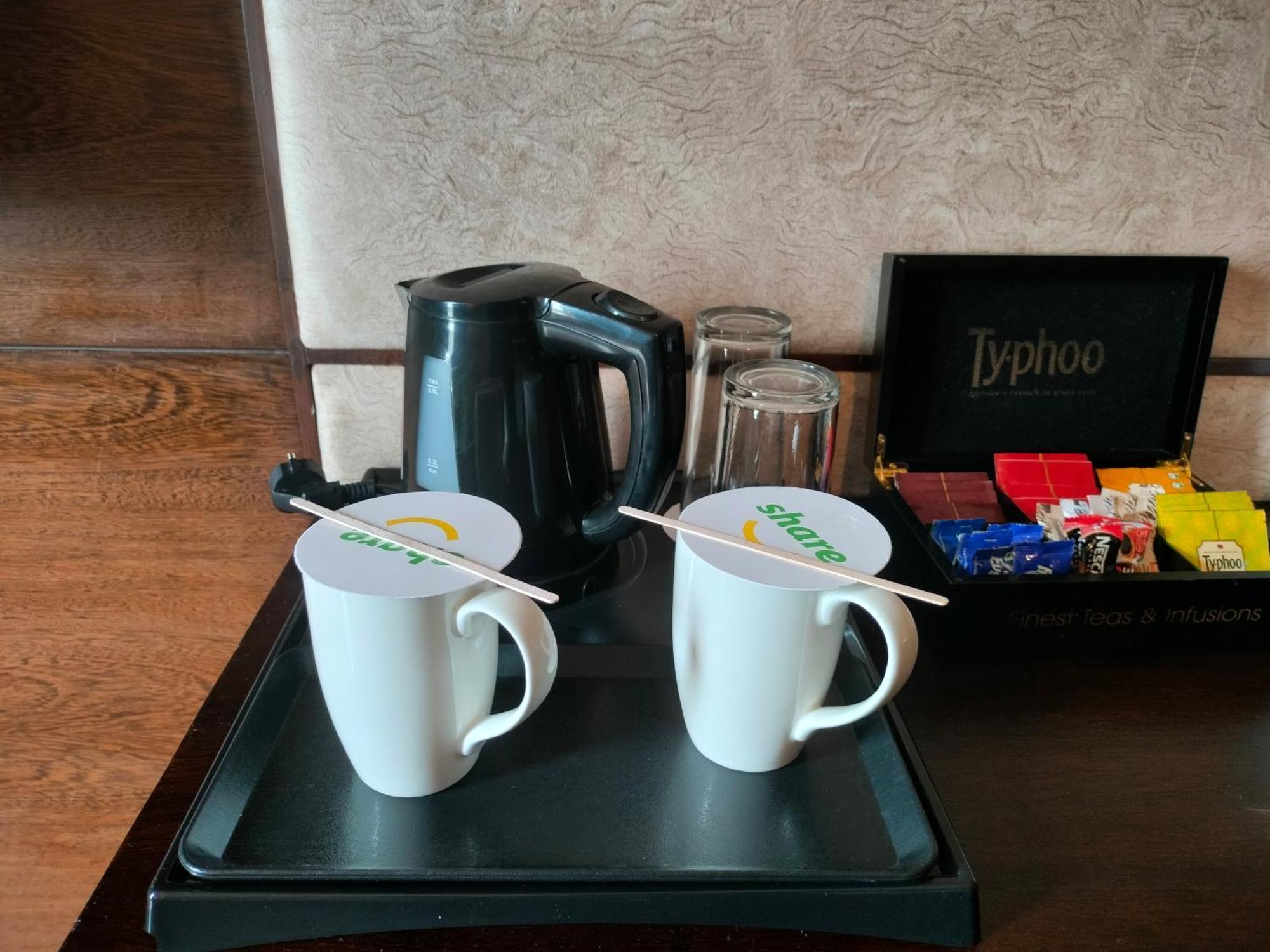 Holiday Inn Chandigarh Panchkula, An Ihg Hotel Экстерьер фото A kettle and two cups in a hotel room