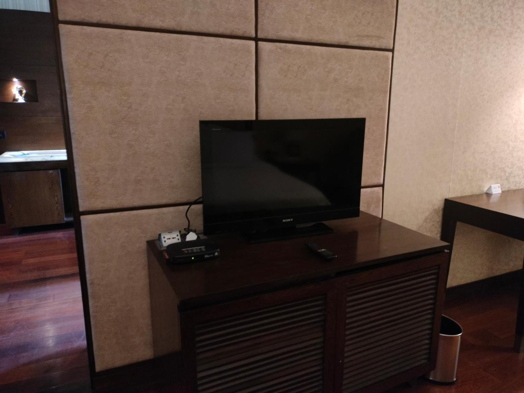 Holiday Inn Chandigarh Panchkula, An Ihg Hotel Экстерьер фото A television in a hotel room