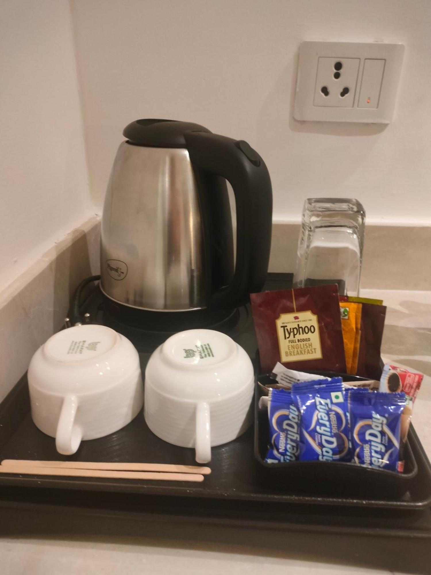 Holiday Inn Chandigarh Panchkula, An Ihg Hotel Экстерьер фото A kettle with tea bags and cups